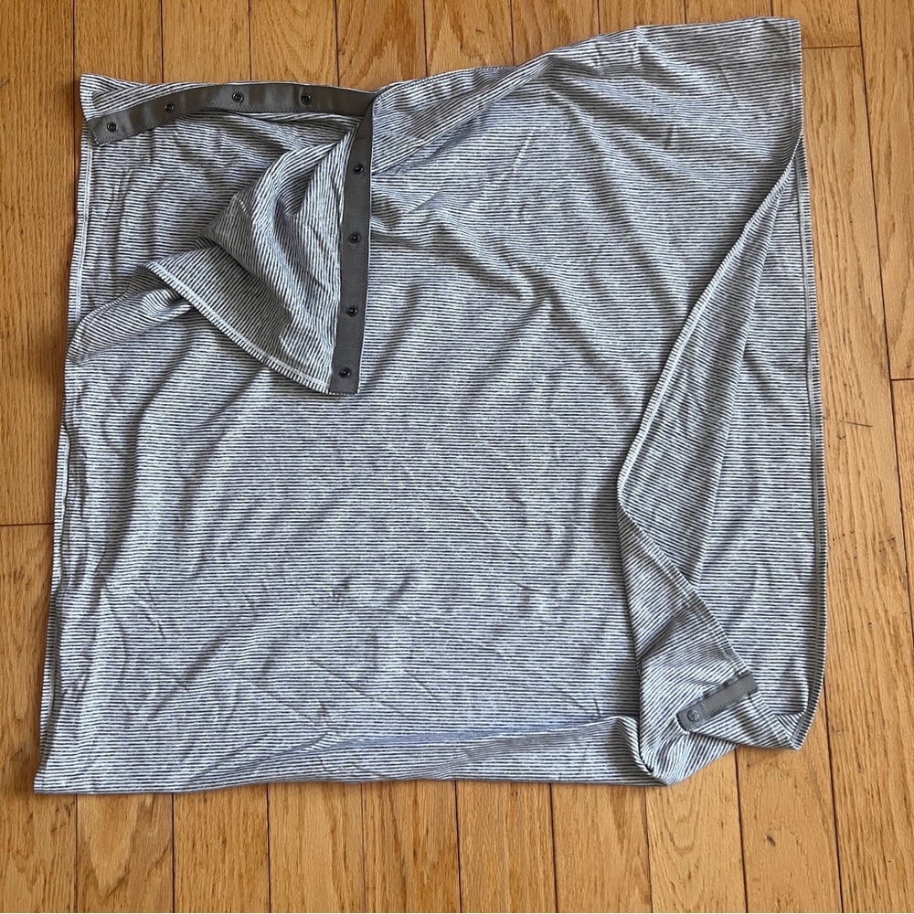 Lululemon tube snap scarf with white and grey stripes